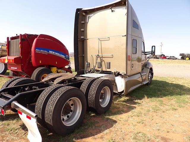 Image of Kenworth T680 equipment image 3