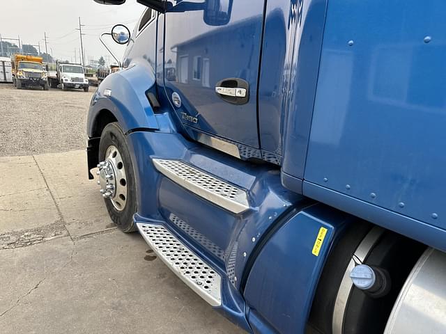 Image of Kenworth T680 equipment image 4