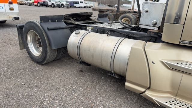 Image of Kenworth T680 equipment image 4