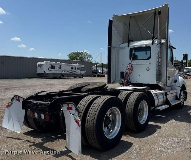 Image of Kenworth T680 equipment image 4