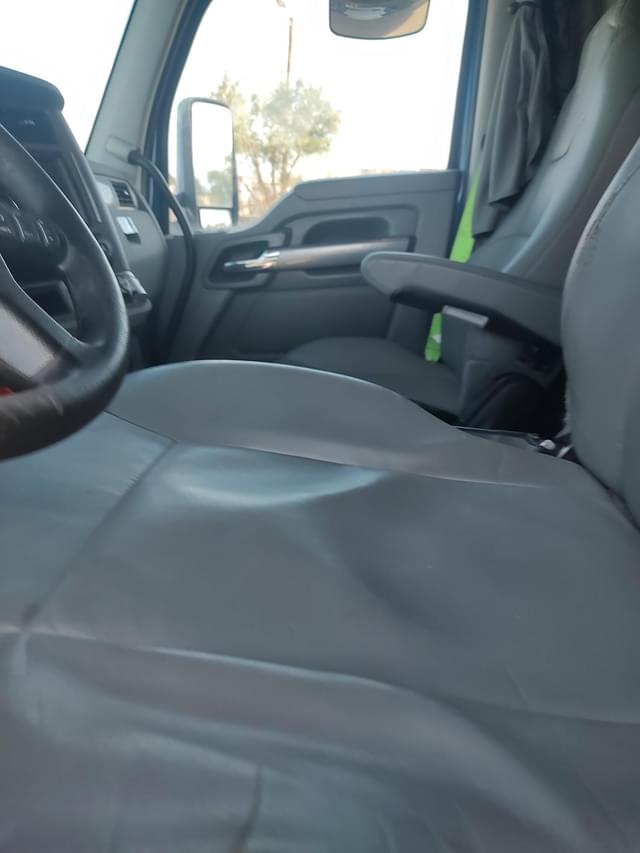 Image of Kenworth T680 equipment image 4