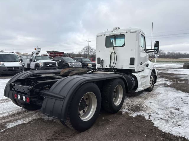 Image of Kenworth T680 equipment image 4