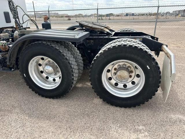 Image of Kenworth T880 equipment image 2