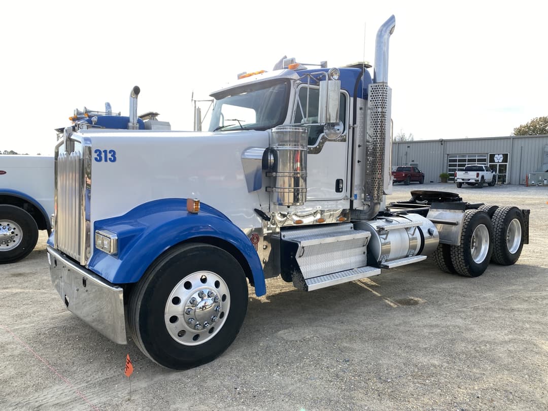 Image of Kenworth W900L Primary image
