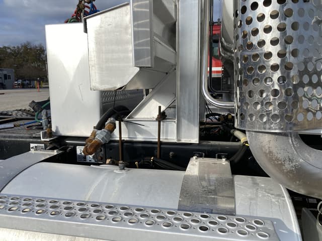 Image of Kenworth W900L equipment image 4