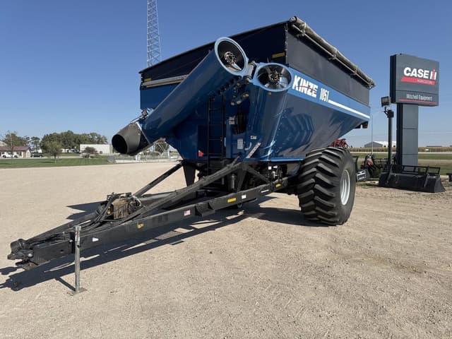 Image of Kinze 1051 equipment image 1