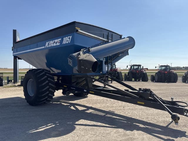 Image of Kinze 1051 equipment image 2