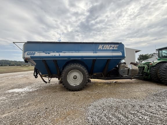 Image of Kinze 1300 equipment image 3