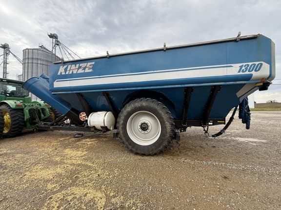 Image of Kinze 1300 equipment image 2