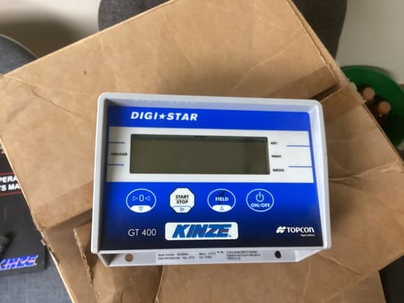 2018 Kinze 1305 Equipment Image0