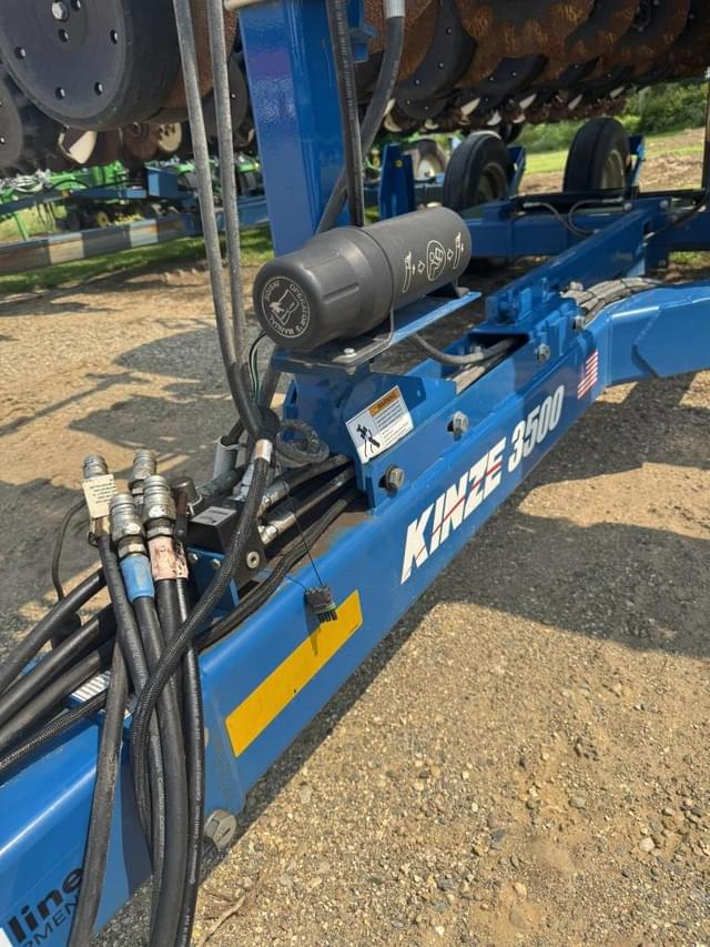 Image of Kinze 3500 equipment image 2