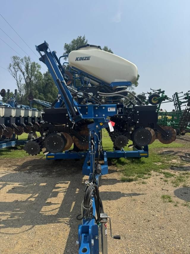Image of Kinze 3500 equipment image 3