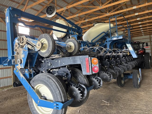 Image of Kinze 3600 equipment image 2
