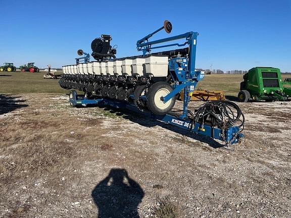 Image of Kinze 3600 equipment image 1