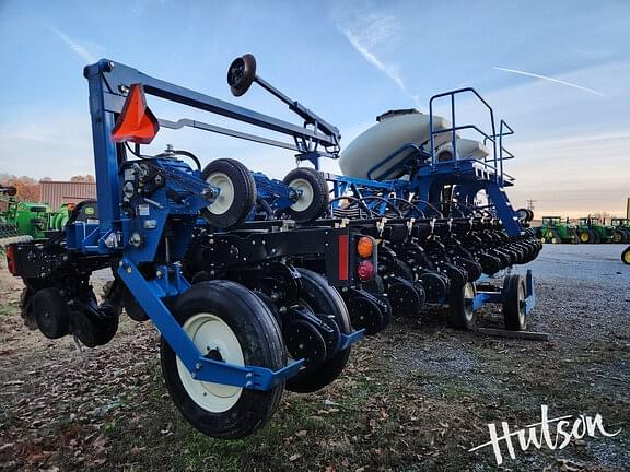 Image of Kinze 3600 equipment image 2