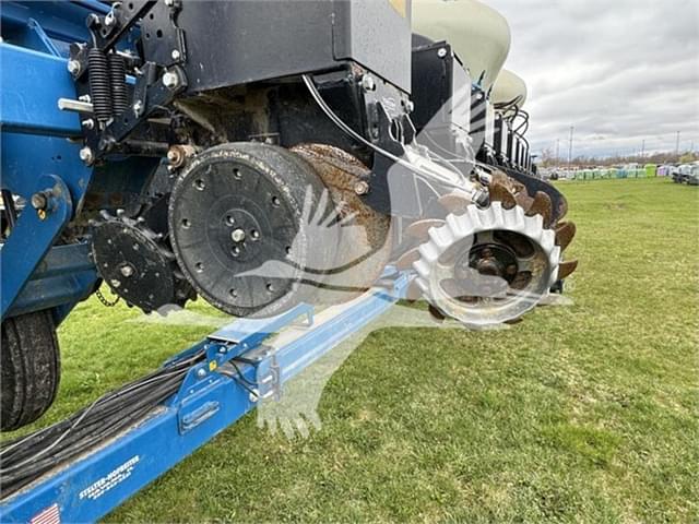 Image of Kinze 3660 equipment image 2