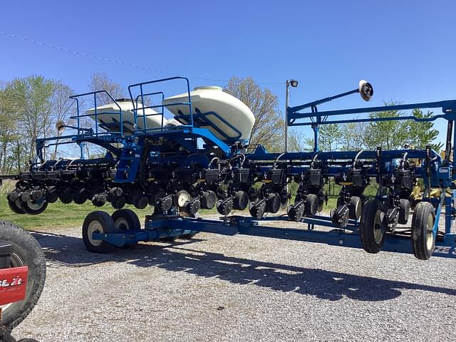 Image of Kinze 3660 equipment image 1