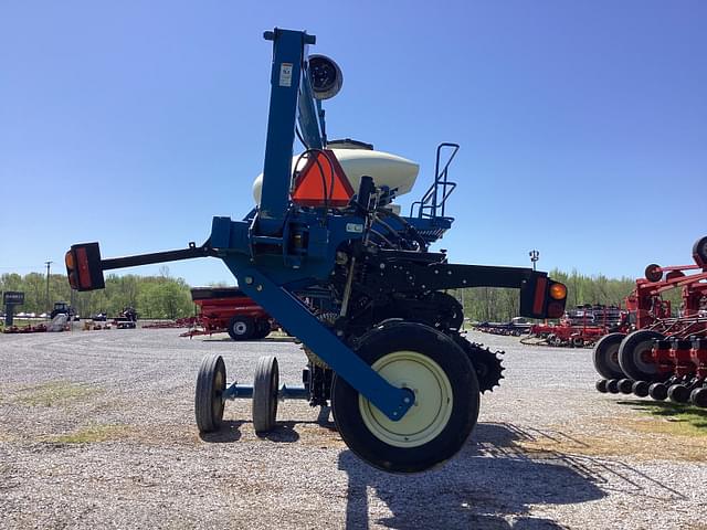 Image of Kinze 3660 equipment image 3