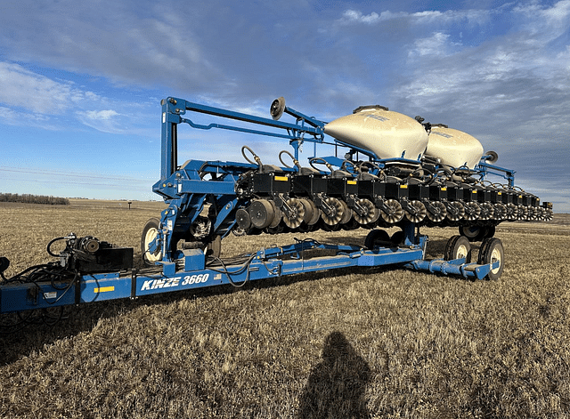 Image of Kinze 3660 equipment image 1