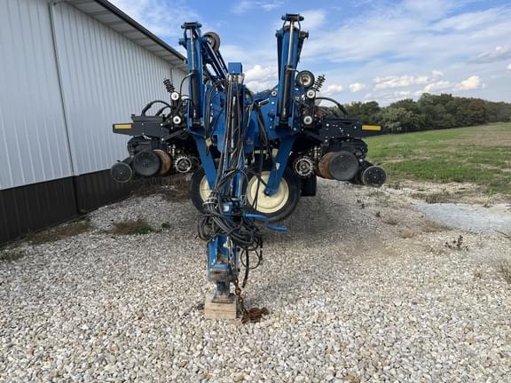 Image of Kinze 3700 equipment image 1