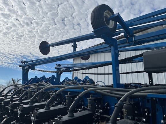 Image of Kinze 3700 equipment image 2