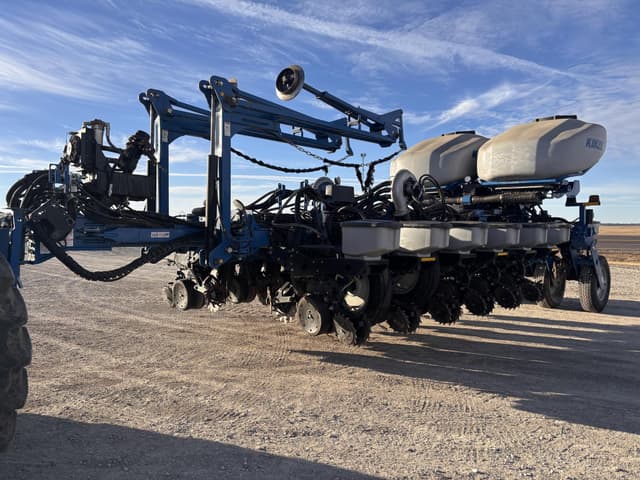 Image of Kinze 4900 equipment image 1