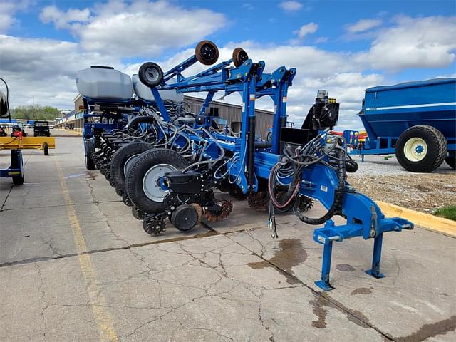 Image of Kinze 4900 equipment image 1