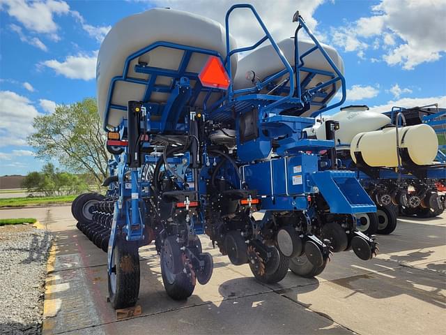 Image of Kinze 4900 equipment image 4