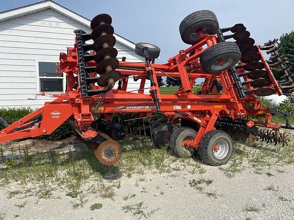 Image of Kuhn Krause Interceptor 8050 equipment image 2