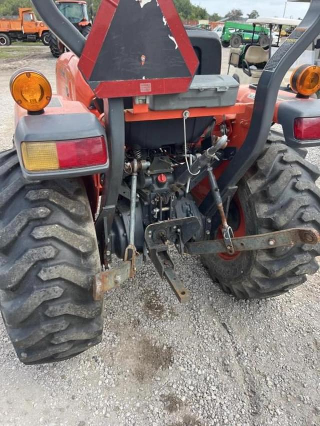 Image of Kubota L3301 equipment image 2