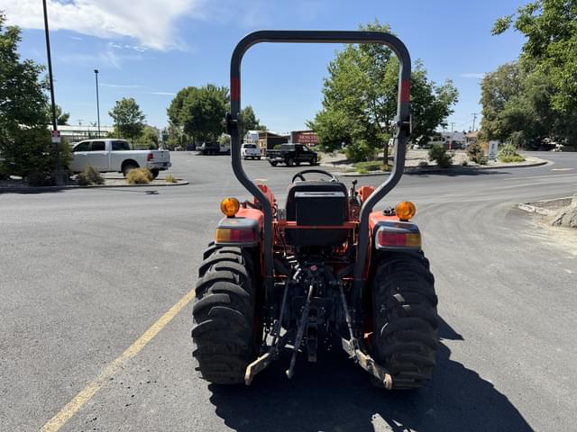 Image of Kubota L3301D equipment image 4