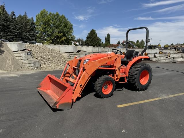 Image of Kubota L3301D equipment image 1