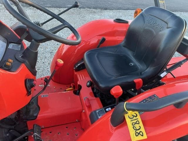 Image of Kubota L3901 equipment image 4