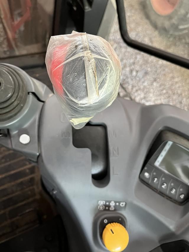 Image of Kubota M6-141 equipment image 3