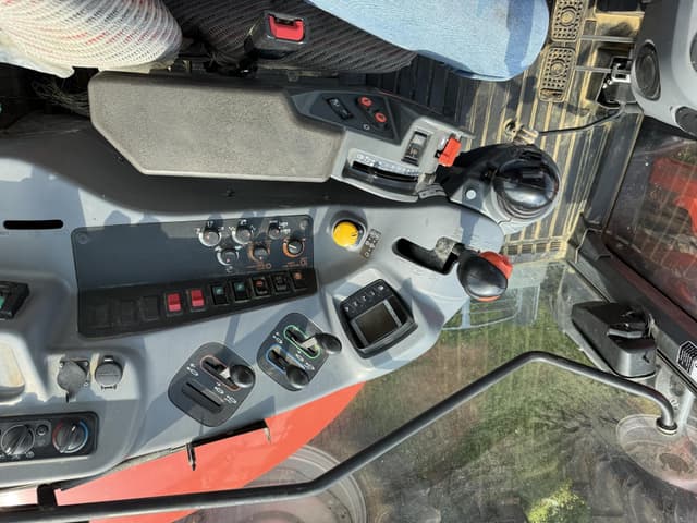 Image of Kubota M6-141 equipment image 4