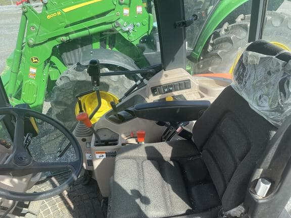 Image of Kubota M6060 equipment image 4