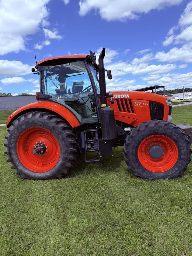 Image of Kubota M7.151 Premium KVT equipment image 4
