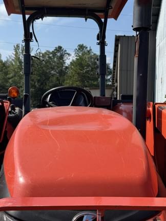 Image of Kubota M7060 equipment image 3