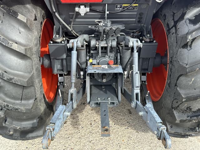 Image of Kubota M7060HD12 equipment image 4