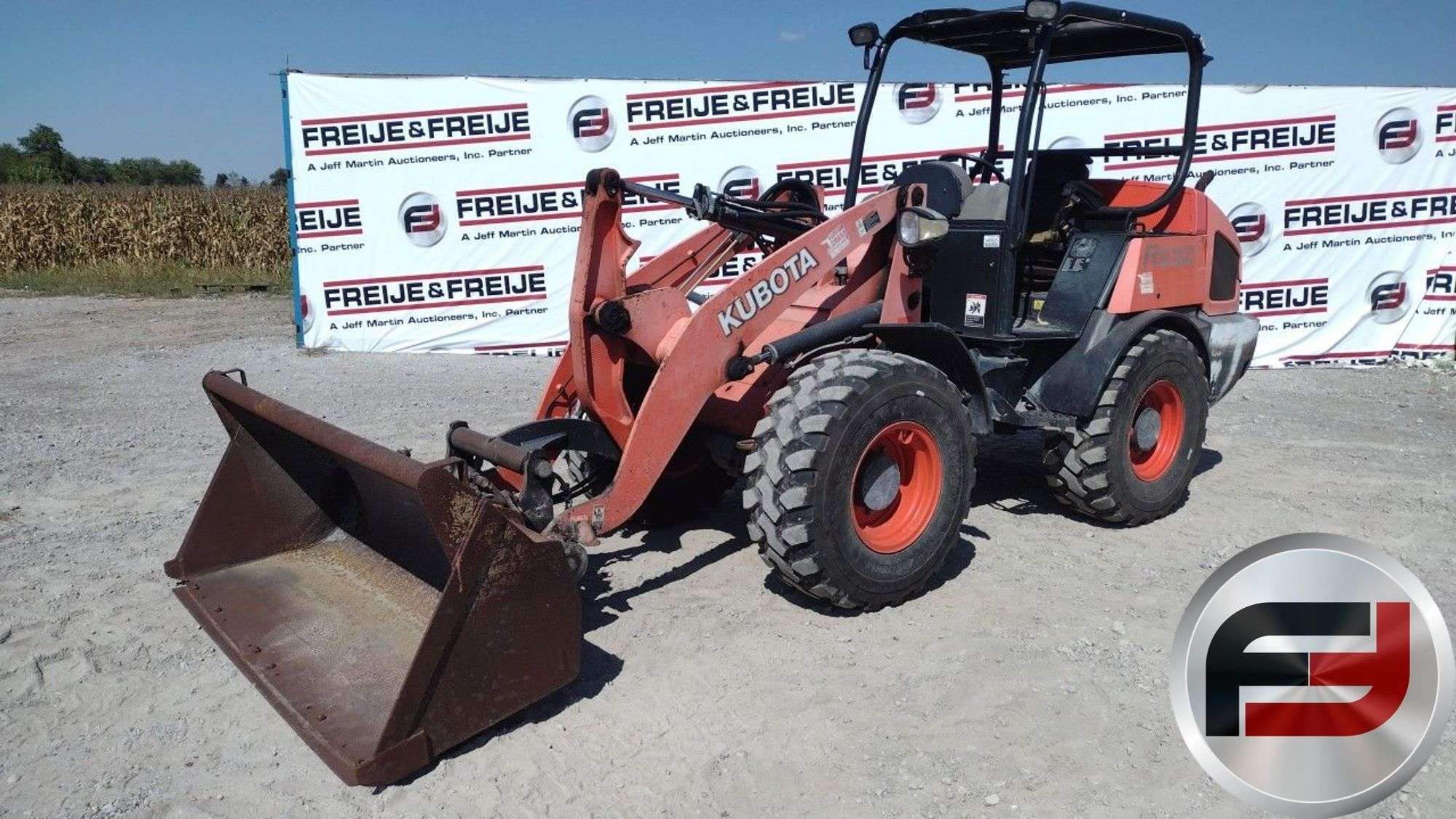 2018 Kubota R530 Equipment Image0