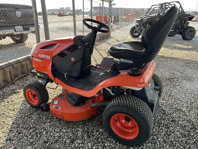 Image of Kubota T2290 equipment image 4