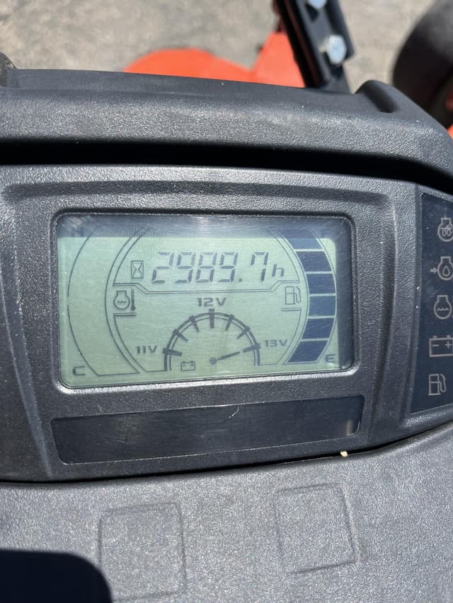 Image of Kubota ZD1211L equipment image 4