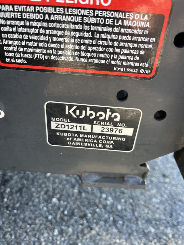 Image of Kubota ZD1211L equipment image 4