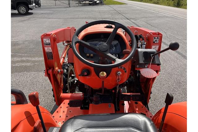 Image of Kubota L3301 equipment image 4