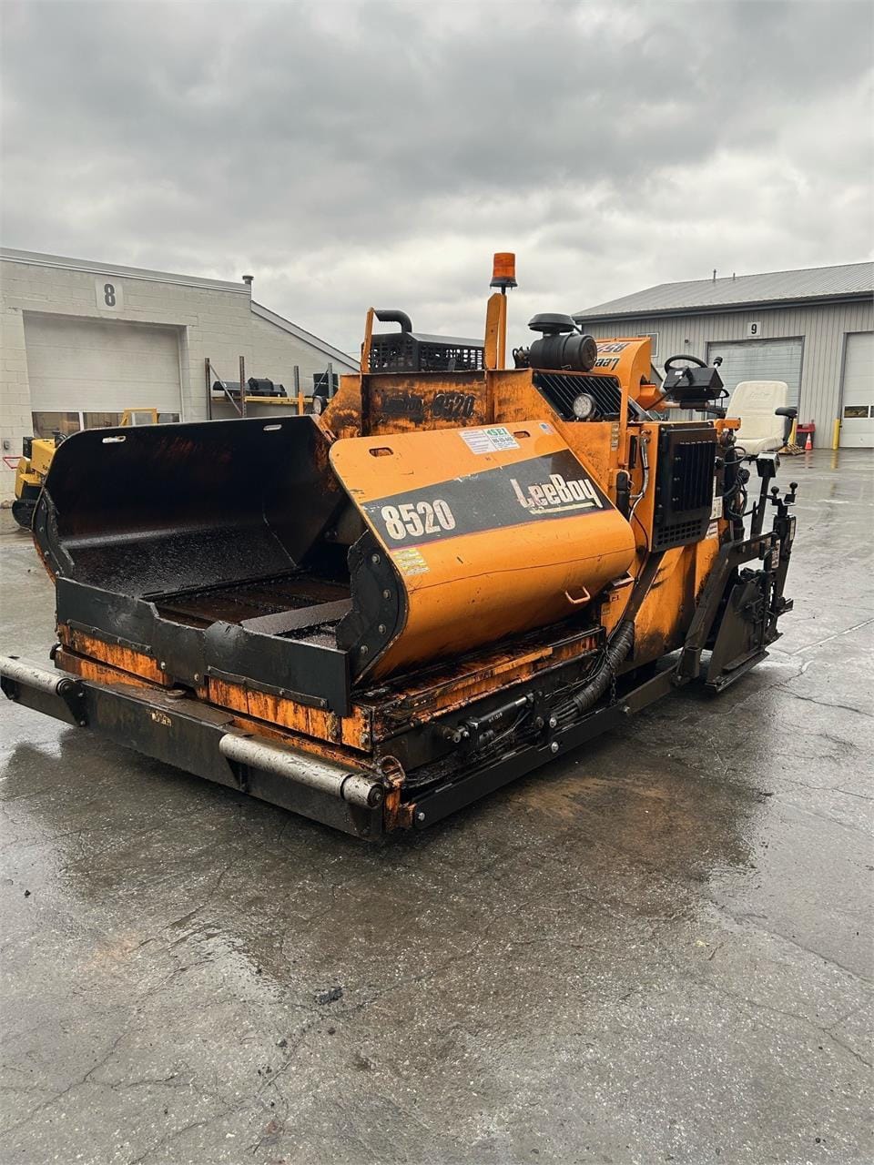 2018 LeeBoy 8520 Equipment Image0
