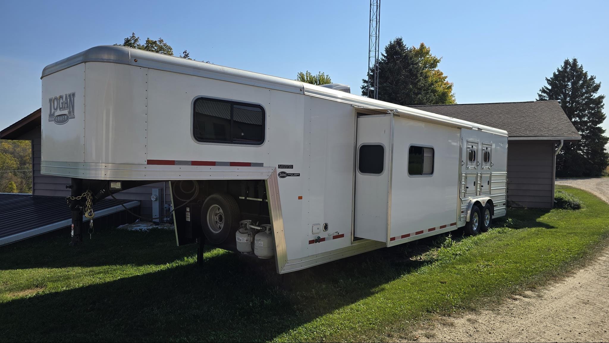 2018 Logan Coach Undetermined Equipment Image0