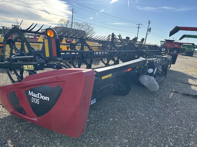 Image of MacDon D135 equipment image 4