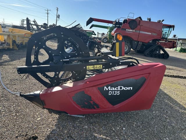 Image of MacDon D135 equipment image 2