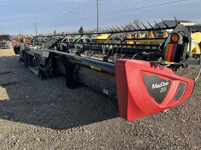 Image of MacDon D135 equipment image 4