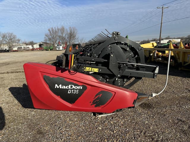 Image of MacDon D135 equipment image 3